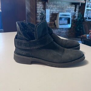 UGG McKay Black Suede Sheepskin Ankle Boot 8.5 39.5 Moto Cuff Shearling VGUC